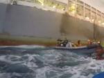 Imagen de una lancha de la Armada embistiendo a una de Greenpeace.