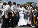 La presidenta del PP de Madrid y candidata a la Alcald&iacute;a de la ciudad, Esperanza Aguirre (c), vestida de chulapa en la pradera de San Isidro.