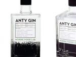 Dos im&aacute;genes de una botella de Anty Gin, la ginebra creada con hormigas.