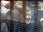 Imagen del depuesto presidente egipcio Mohamed Morsi, gesticulando desde una celda en la sala del tribunal donde fue juzgado y sentenciado a muerte en El Cairo, Egipto.