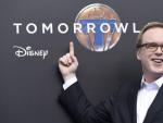 El director Brad Bird junto a un cartel de 'Tomorrowland'.