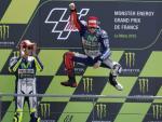 El piloto espa&ntilde;ol de Yamaha Jorge Lorenzo celebra su victoria en el GP de Francia.