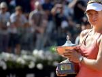La tenista rusa Maria Sharapova posa con el trofeo de ganadora del Open de Roma.