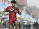 El ciclista belga Philippe Gilbert, del equipo BMCm celebra su victoria en la duod&eacute;cima etapa del Giro de Italia, una carrera de 190 km entre Imola y Vicenza en la que Alberto Contador, segundo (tapado por Gilbert) reforz&oacute; su liderato.