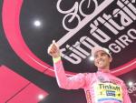El ciclista espa&ntilde;ol Alberto Contador sonr&iacute;e en el podio del Giro de Italia tras la disputa de la decimoquinta etapa de la ronda italiana.