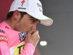 Alberto Contador besa la maglia rosa de l&iacute;der del Giro tras defender su primera plaza en las rampas del Mortirolo, durante la decimosexta etapa.