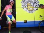 El ciclista espa&ntilde;ol del Tinkoff-Saxo Alberto Contador se prepara para comenzar la decimoctava etapa del Giro d'Italia.