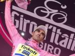 Alberto Contador con la maglia rosa.