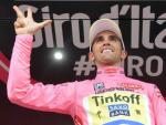 Alberto Contador marca el n&uacute;mero tres con los dedos en el podio de la pen&uacute;ltima etapa del Giro 2015.