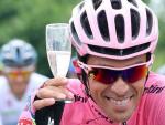Alberto Contador celebra con champ&aacute;n su victoria en el Giro de Italia de 2015.