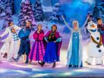 Elsa, Anna y Olaf en el espect&aacute;culo de Frozen de Disneyland Paris.