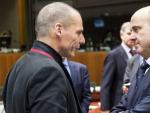El ministro espa&ntilde;ol de Econom&iacute;a, Luis de Guindos (dcha), conversa con el ministro griego de Finanzas, Yanis Varoufakis (izda), antes del comienzo de una reuni&oacute;n reciente del Eurogrupo.