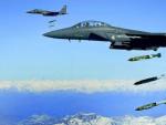 Dos cazas de la Fuerza A&eacute;rea de Estados Unidos lanzan bombas en una operaci&oacute;n en Afganist&aacute;n, en una imagen de archivo.