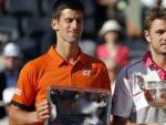 Djokovic (izquierda) y Wawrinka posan con sus respectivos trofeos de Roland Garros.
