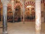 Interior de la antigua mezquita y Catedral de C&oacute;rdoba