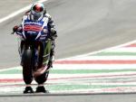 Jorge Lorenzo se dirige a la victoria en el GP de Italia de MotoGP.