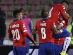 El delantero chileno Eduardo Vargas (d) celebra con sus compa&ntilde;eros el gol marcado a la selecci&oacute;n ecuatoriana.