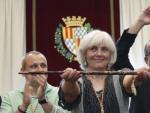 Dolors Sabater, de Guanyem Badalona en Com&uacute;&uacute; (CUP y Podemos), posa con el bast&oacute;n de mando tras ser investida alcaldesa de Badalona.