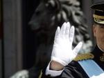 El nuevo monarca preside a las puertas del Congreso el primer desfile militar tras su proclamaci&oacute;n, antes de comenzar su recorrido por las calles de Madrid.