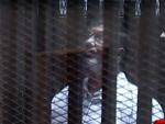 El expresidente egipcio, Muhamed Morsi, en la celda del juzgado donde se celebra el proceso contra &eacute;l.