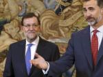 El Rey Felipe VI junto al presidente del Gobierno, Mariano Rajoy (i), al inicio de la reuni&oacute;n anual del patronato de la Fundaci&oacute;n Carolina que ha presidido en el Palacio de la Zarzuela.