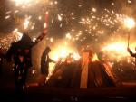 Els diables de Les Corts encenen una foguera de Sant Joan durant la revetlla del passat 2014.