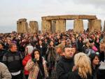 Miles de personas celebran la llegada del verano en Stonehenge, Reino Unido.