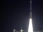 Fotograf&iacute;a cedida por la Agencia Espacial Francesa donde se ve el despegue de cohete VV05 de la misi&oacute;n Arianespace desde el puerto espacial en Kourou (Guyana Francesa)