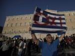 Varias personas a favor del no en el refer&eacute;ndum se manifiestan junto al edificio del Parlamento en la plaza Syntagma de Atenas