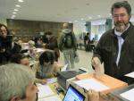 El candidato a la presidencia del Gobierno por Equo, Juan L&oacute;pez de Uralde, vota en un colegio de Madrid en 2011.