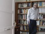 El escritor, Antonio Mu&ntilde;oz Molina, en el recibidor de su casa de Madrid.