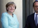 El presidente franc&eacute;s Fran&ccedil;ois Hollande (d) saluda a la canciller alemana &Aacute;ngela Merkel (i) a su llegada al palacio del El&iacute;seo en Par&iacute;s