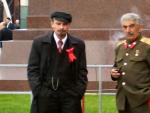 Dos dobles de Lenin y Stalin en la Plaza Roja de Mosc&uacute;.