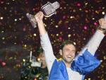 M&aring;ns Zelmerl&ouml;w, el representante sueco para Eurovisi&oacute;n 2015, celebra su victoria.