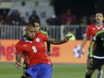 El chileno Arturo Vidal anota uno de los goles ante M&eacute;xico de penalti.