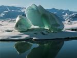 Un iceberg reflejado en la aguas del lago J&ouml;kuls&aacute;rl&oacute;n, en el sudeste de Islandia