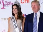La colombiana Paulina Vega, actual Miss Universo, junto al magnate Donald Trump, posando en el certamen de belleza.