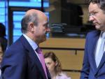 El ministro de Econom&iacute;a y Competitividad espa&ntilde;ol, Luis de Guindos (i), conversa con el presidente del Eurogrupo, el ministro de Finanzas holand&eacute;s Jeroen Dijsselbloem.