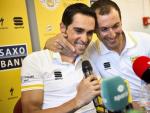 El ciclista italiano Ivan Basso (d), abraza a su compa&ntilde;ero en el Tinkoff-Saxo, Alberto Contador, durante una rueda de prensa celebrada en Pau este 13 de julio de 2015 en la que anunci&oacute; que padece c&aacute;ncer en un test&iacute;culo.