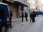 Agentes de los Mossos d'Esquadra en el operativo policial realizado en Lleida.