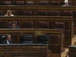 El diputado del PNV, Emilio Olabarr&iacute;a (d), se dirige al ministro de Sanidad, Alfonso Alonso, durante el pleno del Congreso.