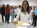 Sara Hern&aacute;ndez, votando en la agrupaci&oacute;n socialista de Getafe en las elecciones primarias para elegir al nuevo l&iacute;der del PSM.