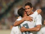 Varane celebra su gol con su compa&ntilde;ero Nacho durante el partido del Real Madrid contra el Inter de Mil&aacute;n.