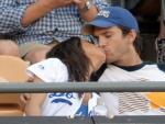 Los actores Mila Kunis y Ashton Kutcher durante un partido de baseball.
