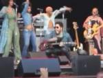 Lenny Kravitz sufre un percance durante un concierto en Suecia.