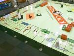 Las partidas tendr&aacute;n lugar sobre el tablero de Monopoly gigante, donde los propios participantes har&aacute;n de fichas.
