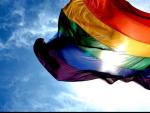 La bandera arcoiris simboliza la diversidad sexual.