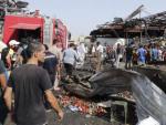 Varias personas caminan por el lugar donde se ha producido un atentado en un mercado en Bagdad (Irak). El grupo terrorista Estado Isl&aacute;mico (EI) asumi&oacute; la autor&iacute;a delAtentado con cami&oacute;n bomba que caus&oacute; al menos 55 muertos y 110 heridos en un mercado popular en el barrio de Ciudad Sadr, en el este de Bagdad.