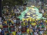 Manifestantes se concentran en la avenida Paulista para protestar contra el Gobierno de Dilma Rousseff en la ciudad de Sao Paulo (Brasil).