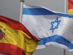 Banderas espa&ntilde;olas ondean junto a una bandera israel&iacute;.